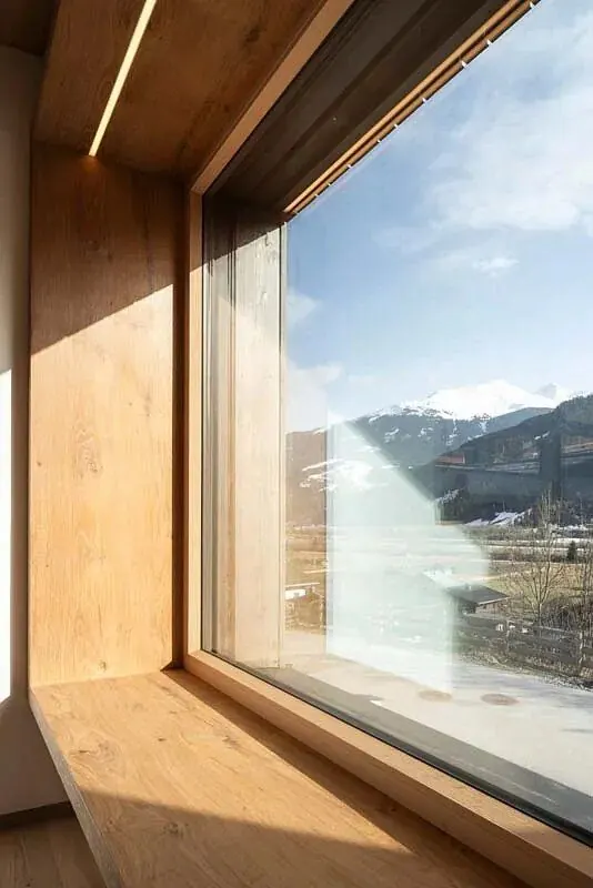 Fensterlaibung mit Lichtkante und Bergblick