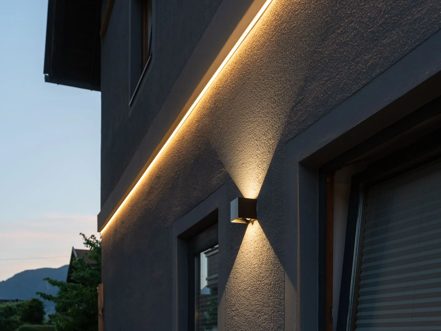 Fassade mit LED-Lichtlinie und Wandleuchte