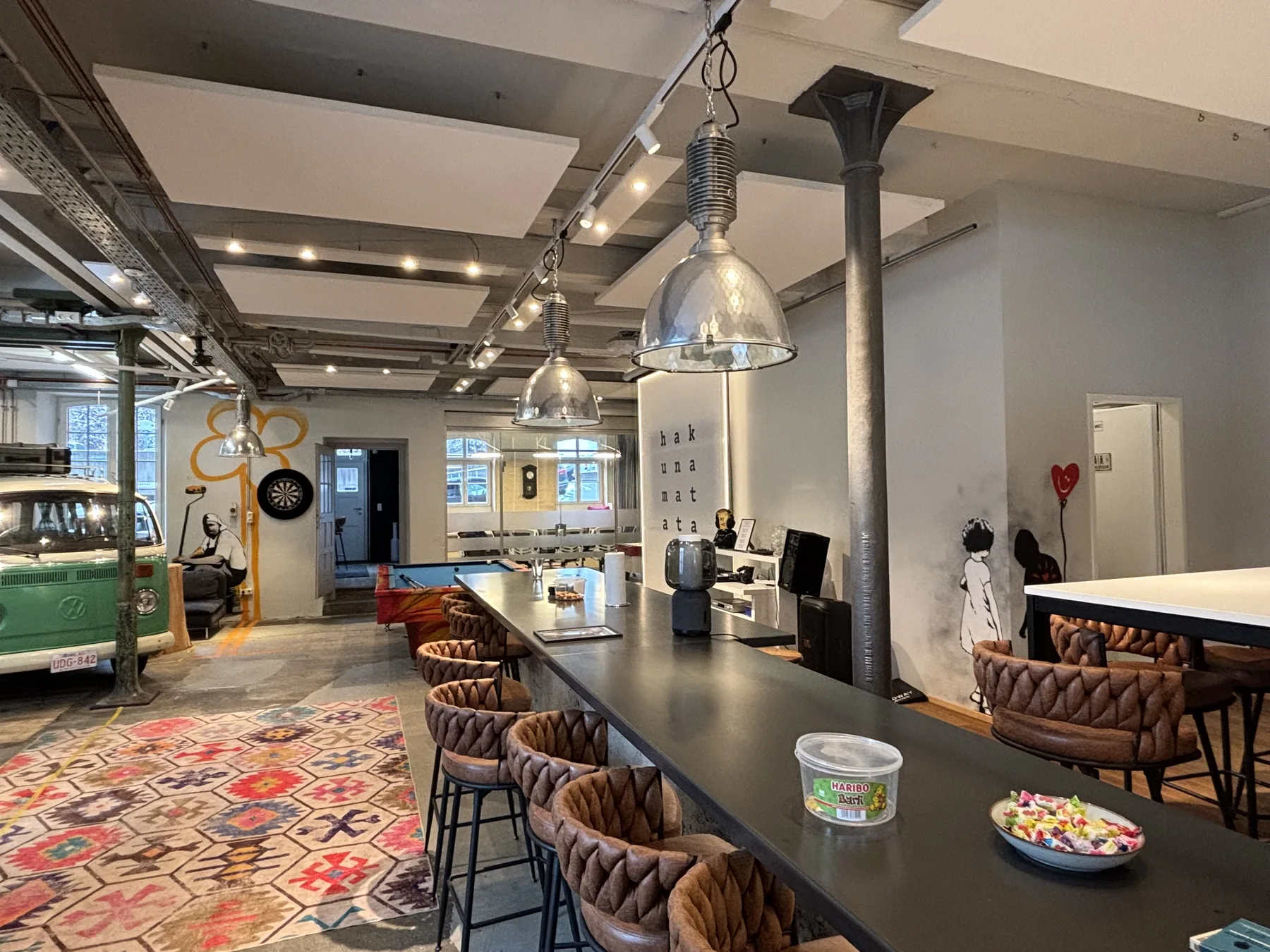 Lange Bar mit Industrie-Pendelleuchten