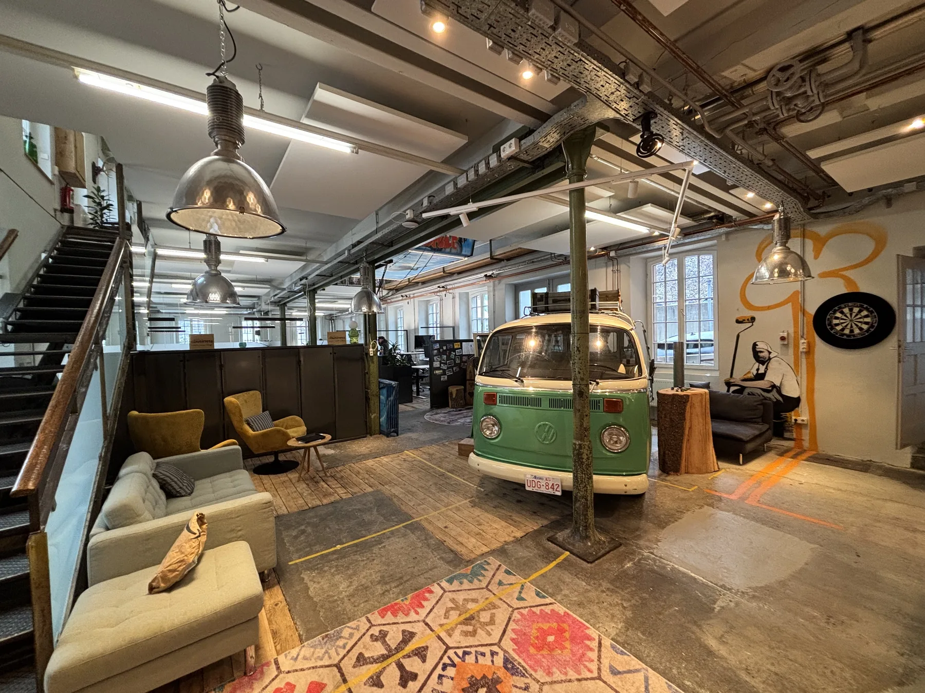 Lounge mit Industrie-Pendelleuchten im Büro von Mein Business in Vorarlberg