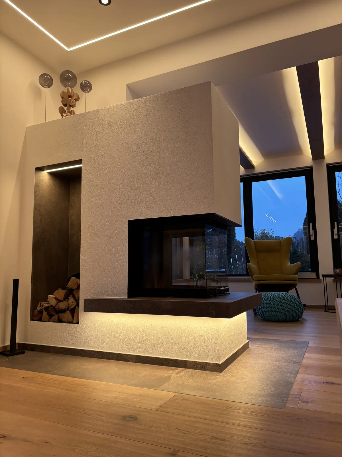 Kamin mit Lichtkante und beleuchteter Holznische